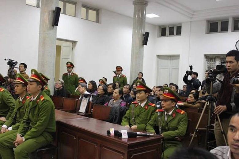 Mọi người tham dự phi&ecirc;n t&ograve;a ngồi nghe HĐXX tuy&ecirc;n &aacute;n.