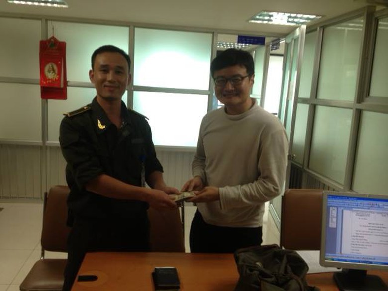 Anh Phạm Quy&ecirc;́t Thắng &ndash; Nh&acirc;n vi&ecirc;n Đ&ocirc;̣i an ninh cơ đ&ocirc;̣ng &ndash; Trung t&acirc;m ANHK N&ocirc;̣i Bài bàn giao tài sản cho khách 