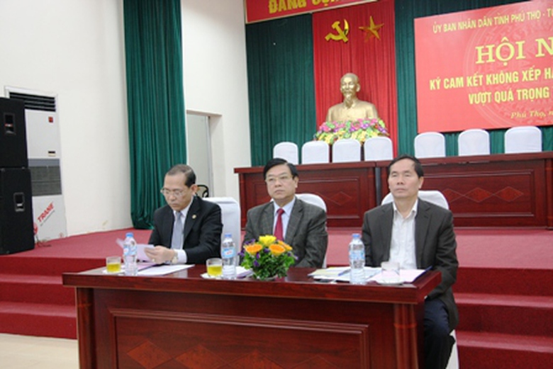 &Ocirc;ng Nguyễn Văn Huyện v&agrave; &ocirc;ng Ho&agrave;ng C&ocirc;ng Thuỷ chủ tr&igrave; hội nghị