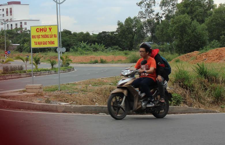 Tại nơi c&oacute; biển cảnh b&aacute;o nguy hiểm nhưng sinh vi&ecirc;n vẫn kh&ocirc;ng đội mũ bảo hiểm.