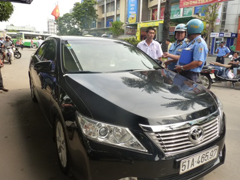 Chủ chiếc xe Camry biển số 51A -46597 kh&ocirc;ng c&oacute; giấy ph&eacute;p kinh doanh taxi c&ograve;n cự c&atilde;i với cơ quan chức năng 