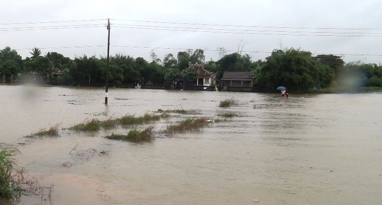 Nước lũ ngập s&acirc;u từ 0,3 &ndash; 0,5 m, đường x&aacute; bị chia cắt