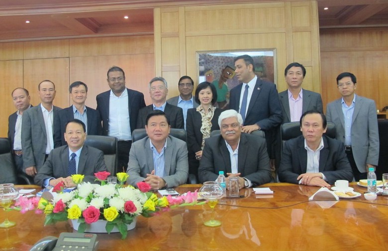 Bộ trưởng Đinh La Thăng đ&atilde; c&oacute; buổi l&agrave;m việc với tập đo&agrave;n IL&FS - nh&agrave; đầu tư nước ngo&agrave;i đầu ti&ecirc;n mua lại hợp đồng dự &aacute;n BOT giao th&ocirc;ng đ&atilde; triển khai tại Việt Nam
