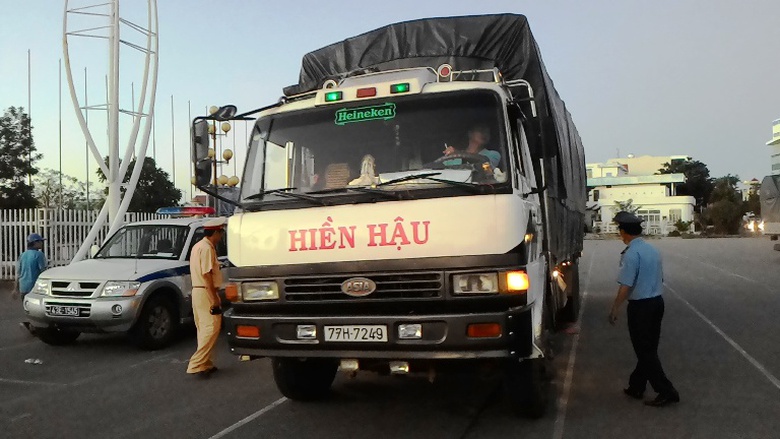 Lực lượng Tổ c&acirc;n tải trọng cơ động li&ecirc;n ng&agrave;nh TP.Đ&agrave; Nẵng c&acirc;n xe qu&aacute; tải