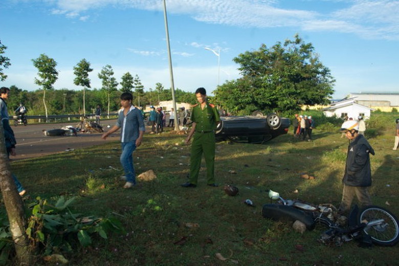 Hiện trường vụ TNGT đặc biệt nghi&ecirc;m trọng (ảnh tuoitre.vn)