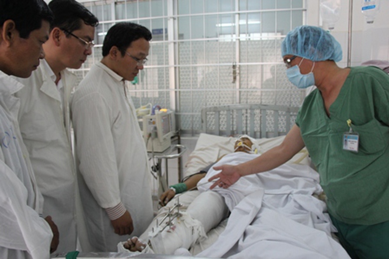 &Ocirc;ng Khuất Việt H&ugrave;ng - thay mặt Ủy ban ATGT Quốc gia, Bộ GTVT thăm nạn nh&acirc;n tại ph&ograve;ng hồi sức BV B&agrave; Rịa