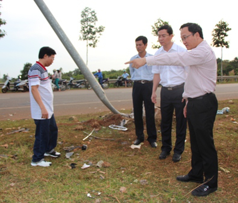 Kiểm tra tỉ mỉ hiện trường vụ tai nạn giao th&ocirc;ng thảm khốc l&agrave;m 02 người chết v&agrave; 6 người bị thương