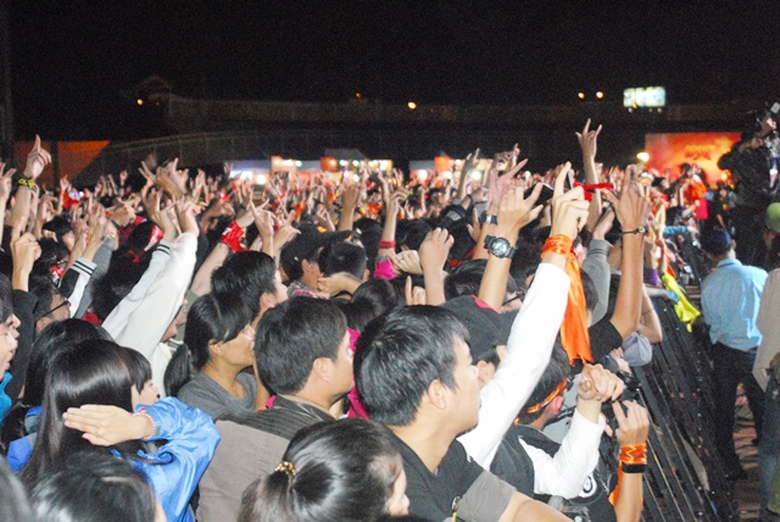 Bạn trẻ cuồng nhiệt trong đ&ecirc;m b&atilde;o Rock