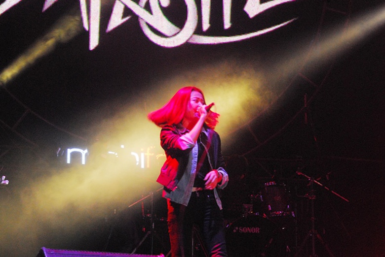 Nữ Rocker duy nhất của đ&ecirc;m b&atilde;o Rock