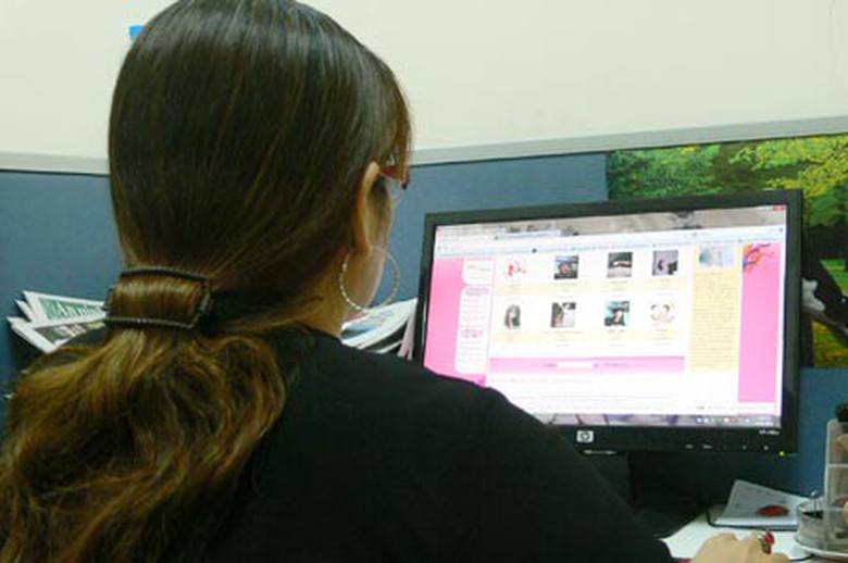 Nhiều phụ nữ kết bạn qua mạng đ&atilde; trở th&agrave;nh nạn nh&acirc;n của những kẻ lừa đảo (Ảnh: CAND)