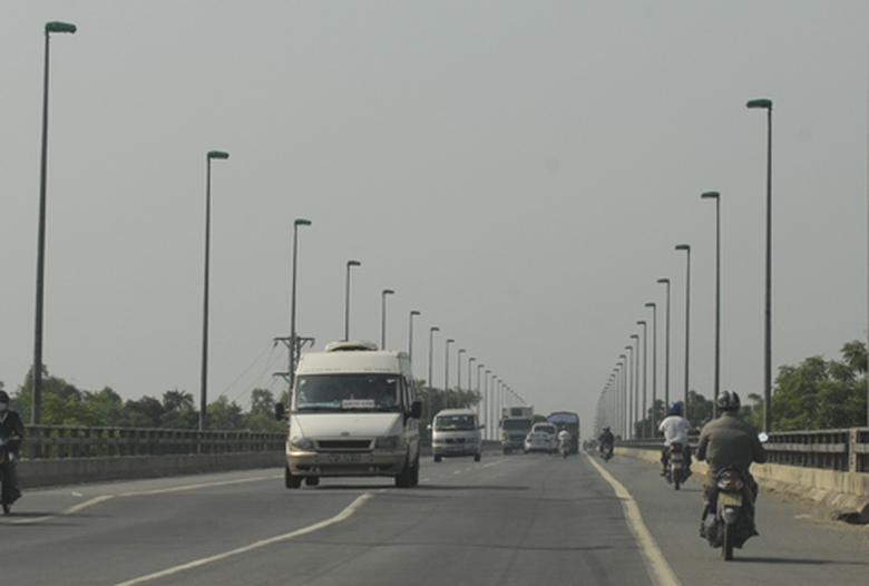 Xe kh&aacute;ch lưu h&agrave;nh tr&ecirc;n QL1 qua Quảng Nam.