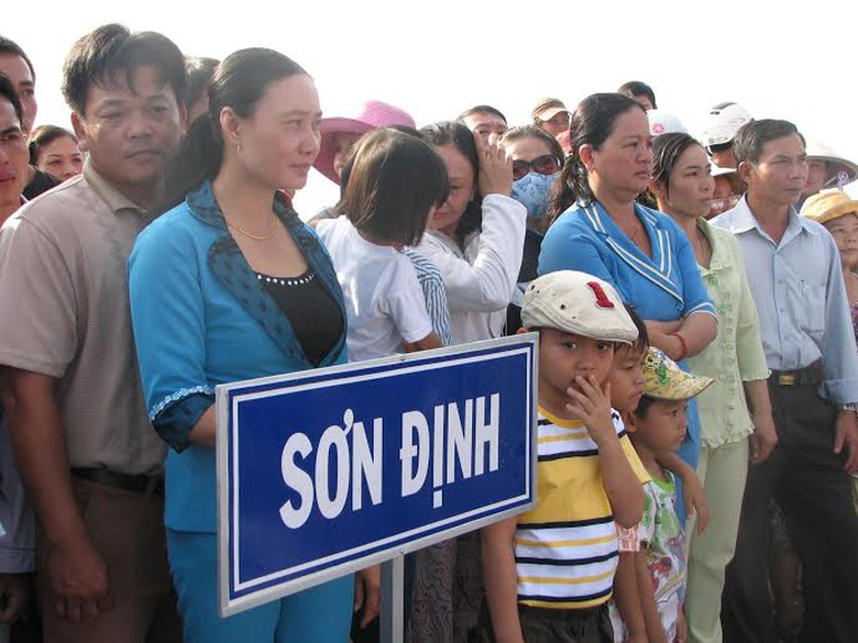 Người d&acirc;n Sơn Định phấn khởi dự lễ th&ocirc;ng xe cầu Chợ L&aacute;ch