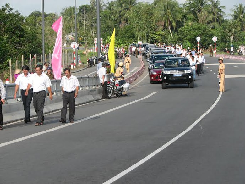 L&atilde;nh đạo trung ương v&agrave; địa phương chạy v&agrave;o cầu Chợ L&aacute;ch mới