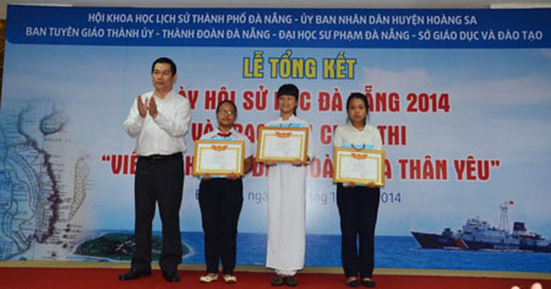 Đại diện Ban tổ chức trao giải cho c&aacute;c th&iacute; sinh được giải.