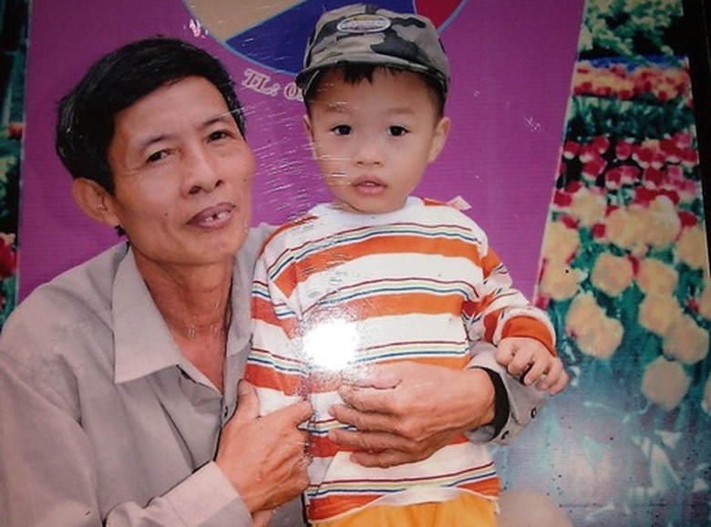 &Ocirc;ng T&acirc;n chụp ảnh c&ugrave;ng ch&aacute;u Long