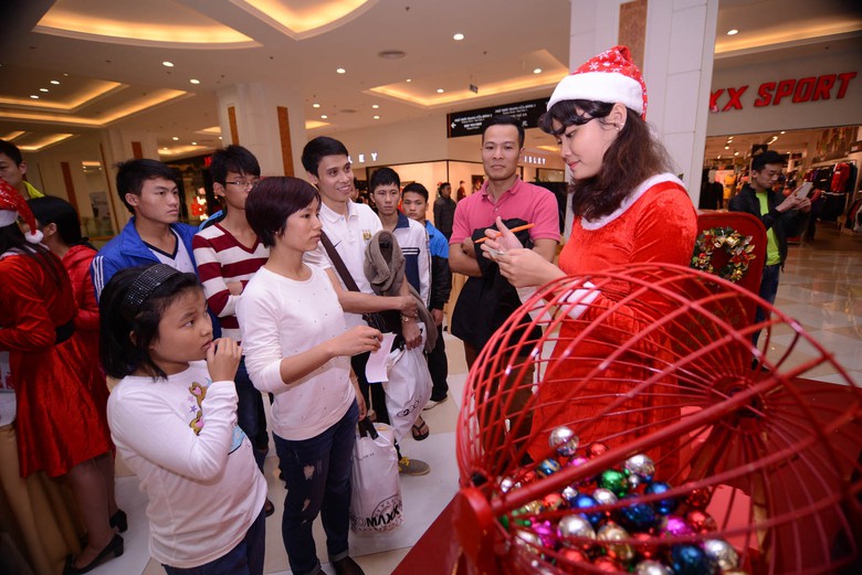 Kh&aacute;ch h&agrave;ng tham gia Quay b&oacute;ng tr&uacute;ng thưởng h&agrave;ng trăm phần qu&agrave; c&oacute; gi&aacute; trị