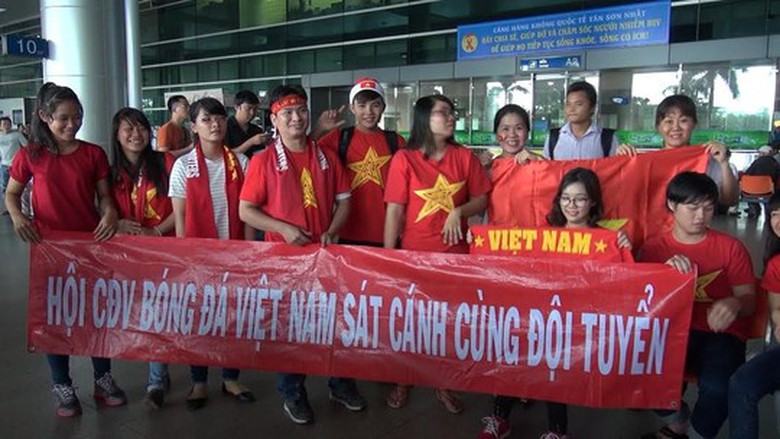 NHM mang theo biểu ngữ ch&agrave;o đ&oacute;n ĐTVN trở về