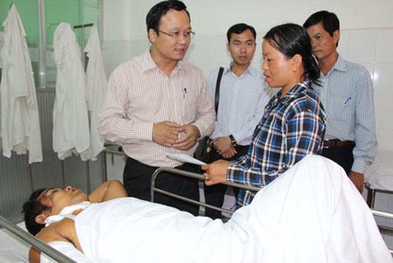 &Ocirc;ng Khuất Việt H&ugrave;ng, Ph&oacute; Chủ tịch chuy&ecirc;n tr&aacute;ch Ủy ban ATGT Quốc gia đ&atilde; trực tiếp đến Bệnh viện Đa khoa B&agrave; Rịa trao qu&agrave;, thăm hỏi gia đ&igrave;nh nạn nh&acirc;n