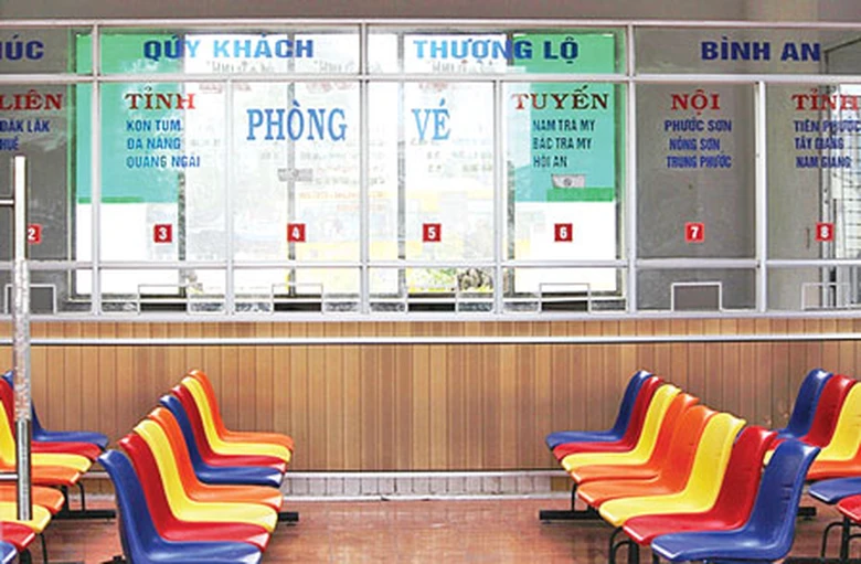 Qu&acirc;̀y bán vé và phòng chờ cho hành khách B&ecirc;́n xe Tam Kỳ kh&ocirc;ng có m&ocirc;̣t bóng người