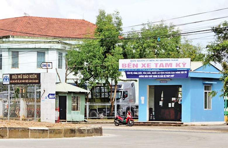 &ldquo;T&ocirc;̉ đi&ecirc;̀u hành v&acirc;̣n tải&rdquo; nằm giữa hai b&ecirc;n c&ocirc;̉ng ra vào B&ecirc;́n xe Tam Kỳ, đ&acirc;y cũng là nơi các xe t&acirc;́p vào ký l&ecirc;̣nh xu&acirc;́t b&ecirc;́n