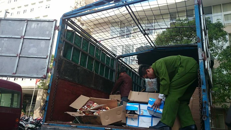 Lực lượng chức năng đang kiểm tra số h&agrave;ng lậu chở tr&ecirc;n xe