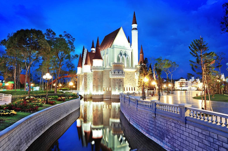 B&ecirc;n cạnh s&acirc;n khấu l&agrave; l&acirc;u đ&agrave;i cổ t&iacute;ch nguy nga tr&aacute;ng lệ b&ecirc;n d&ograve;ng s&ocirc;ng &ecirc;m đềm thơ mộng