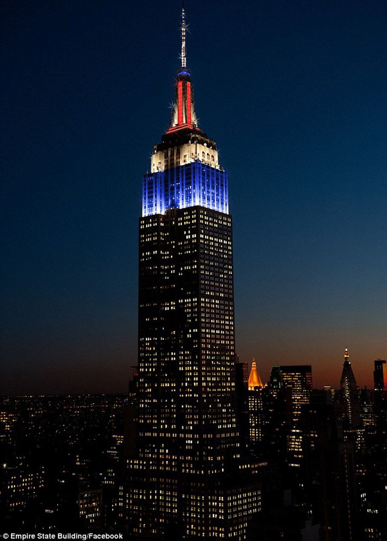 T&ograve;a nh&agrave; Empire State được thắp s&aacute;ng bằng ba m&agrave;u xanh, đỏ trắng 