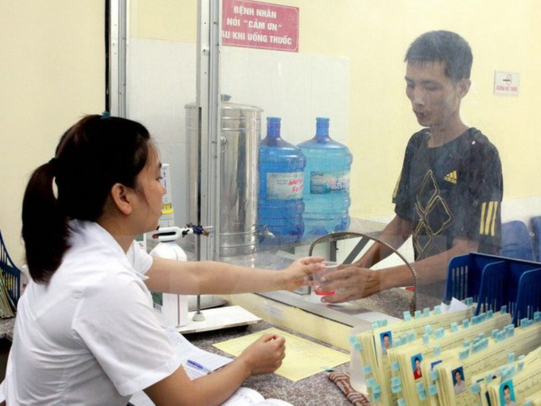 Nh&acirc;n vi&ecirc;n y tế cấp ph&aacute;t thuốc methadone điều trị cho bệnh nh&acirc;n