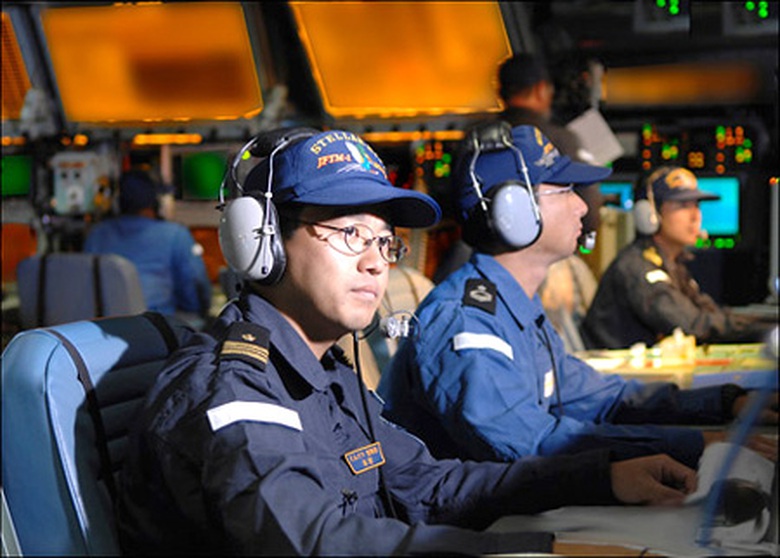 B&ecirc;n trong ph&ograve;ng điều khiển của chiến hạm lớp Kongo.