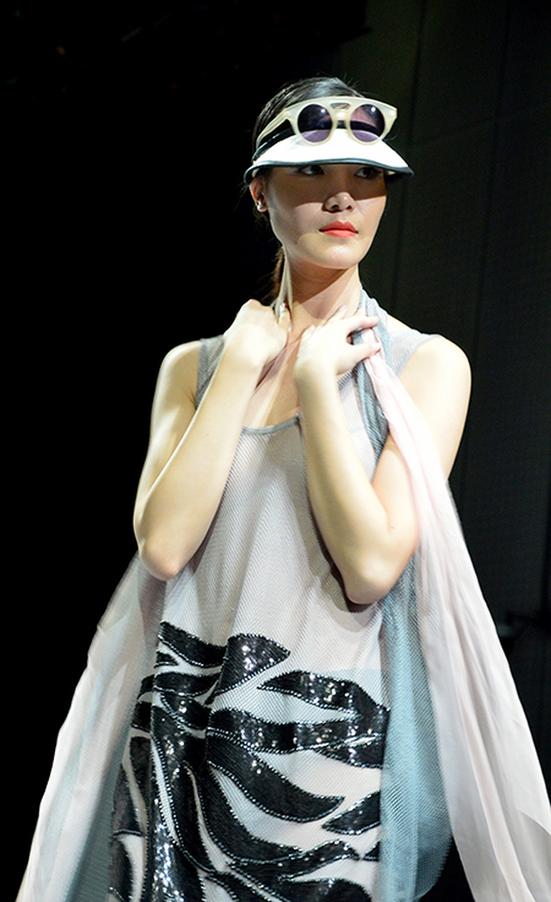 Người đẹp li&ecirc;n tục d&ugrave;ng khăn để che bớt ngực.