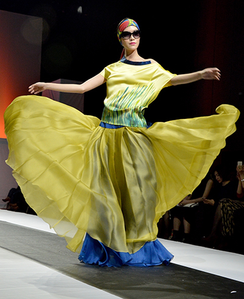 Trước đ&oacute;, trong đ&ecirc;m khai mạc diễn ra tối 7/12 tại H&agrave; Nội, Hoa hậu Th&ugrave;y Dung đ&atilde; xuất hiện v&agrave; trở th&agrave;nh vedette của 5/9 phần tr&igrave;nh diễn.