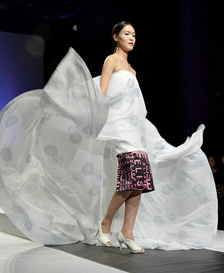 Th&ugrave;y Dung thanh tho&aacute;t, nhẹ nh&agrave;ng trong trang phục của nh&agrave; thiết kế đến từ Elise