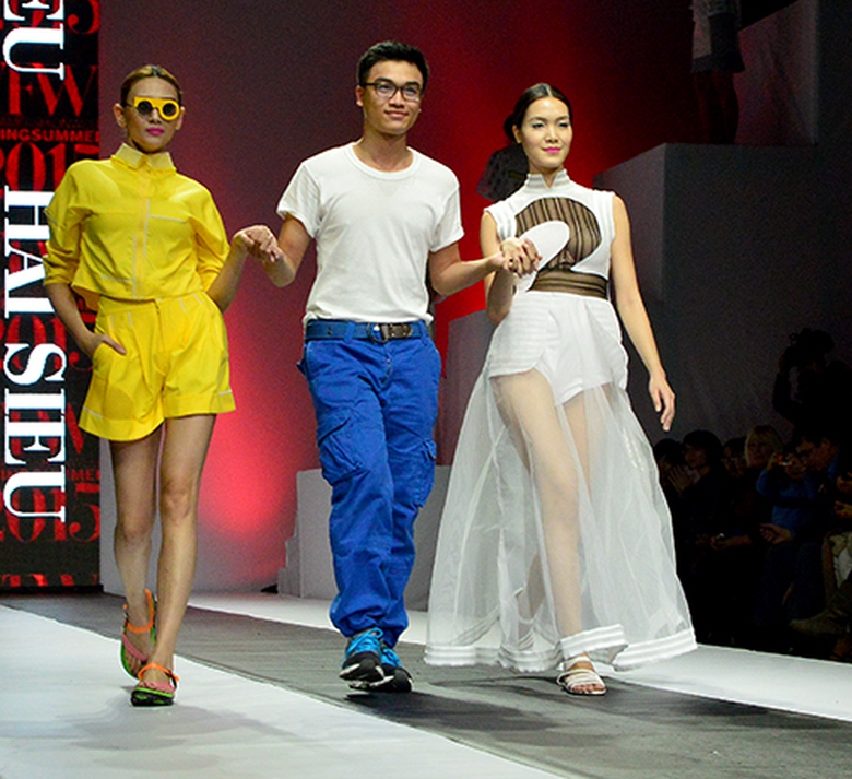 Tham gia tr&igrave;nh diễn Tuần thời trang Việt Nam Xu&acirc;n H&egrave; 2015 c&ograve;n c&oacute; sự g&oacute;p mặt của nhiều ch&acirc;n d&agrave;i đ&igrave;nh đ&aacute;m như &Aacute; hậu Ho&agrave;ng Yến&hellip;