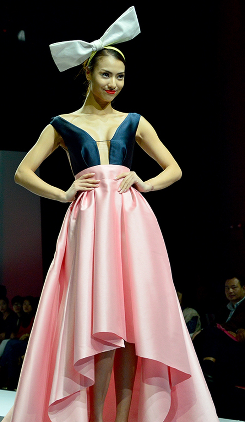 Ch&acirc;n d&agrave;i Hồng Quế cũng xuất hiện trong rất nhiều phần tr&igrave;nh diễn v&agrave; đảm nhiệm vị tr&iacute; người mẫu ch&iacute;nh trong nhiều bộ sưu tập trong đ&ecirc;m khai mạc.