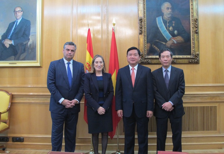 Bộ trưởng Đinh La Thăng v&agrave; Bộ trưởng Bộ C&ocirc;ng ch&iacute;nh T&acirc;y Ban Nha Ana Pastor thống nhất sẽ k&yacute; hợp t&aacute;c chiến lược 