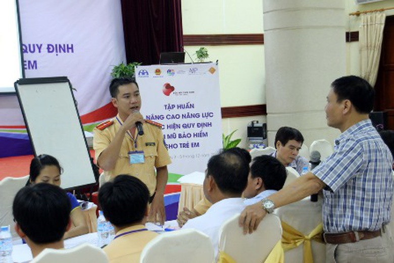 Lớp tập huấn về quy định đội mũ bảo hiểm cho trẻ em diễn ra đầu ti&ecirc;n ở Cần Thơ