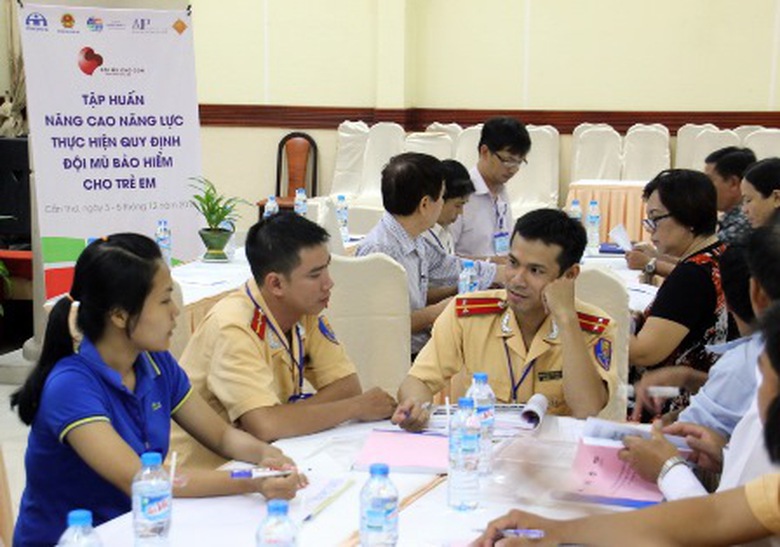 Những kh&oacute; khăn trong việc quy định đội mũ bảo hiểm cho trẻ em được ra thảo luận để t&igrave;m giải ph&aacute;p ph&ugrave; hợp cho địa phương m&igrave;nh