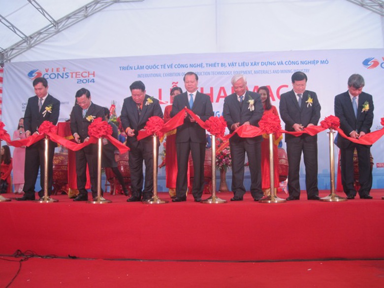 Ph&oacute; Thủ tướng Vũ Văn Ninh đến dự v&agrave; cắt băng khai mạc triển l&atilde;m.
