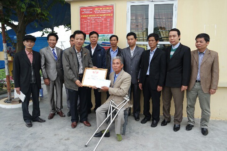 Chủ tịch C&ocirc;ng đo&agrave;n VNR Mai Th&agrave;nh Phương trao Bằng khen cho &ocirc;ng X&aacute;
