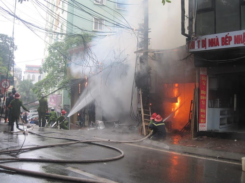 Ngọn lửa từ cột điện g&acirc;y ch&aacute;y nổ lớn