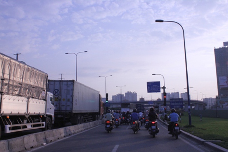 Trong khi l&agrave;n đường d&agrave;nh cho xe m&aacute;y kh&aacute; th&ocirc;ng tho&aacute;ng