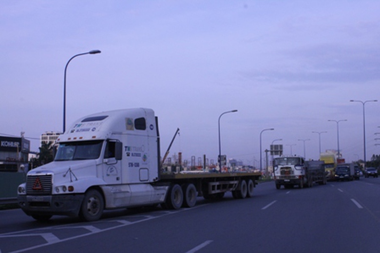 Do thi c&ocirc;ng dự &aacute;n Metro n&ecirc;n kh&ocirc;ng c&ograve;n l&agrave;n đường d&agrave;nh cho xe m&aacute;y, c&aacute;c phương tiện phải di chuyển ch&eacute;o