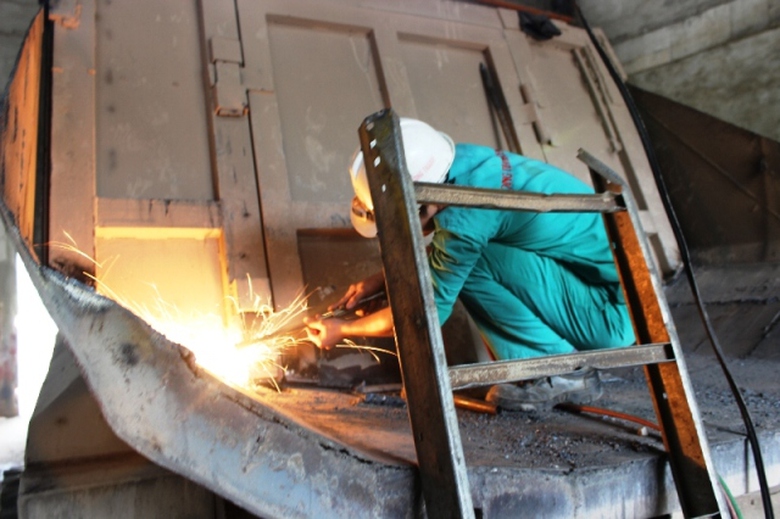 Trước sự v&agrave;o cuộc quyết liệt của lực lượng chức năng, Nh&agrave; m&aacute;y xi măng C&ocirc;ng Thanh đ&atilde; tiến h&agrave;nh cắt hết phần cơi nới của c&aacute;c xe vận chuyển Clinker