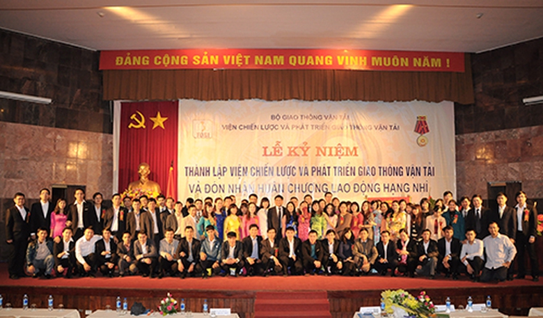 Tập thể CBCNV qua c&aacute;c thời kỳ trong ng&agrave;y Lễ Kỷ niệm 40 năm th&agrave;nh lập