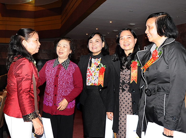 CBCNVC đ&atilde; nghỉ hưu của Viện chia vui trong Lễ Kỷ niệm 40 năm th&agrave;nh lập