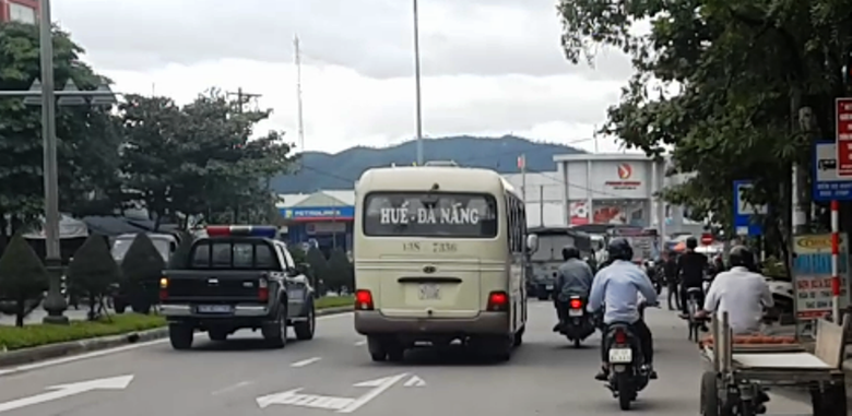 B&agrave; Lan cho rằng xe m&igrave;nh li&ecirc;n tục bị lực lượng CSTT tuần tra, trong khi c&aacute;c xe kh&aacute;c thản nhi&ecirc;n dừng đỗ bắt kh&aacute;ch (ảnh chụp 5/12)