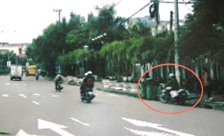 Hoặc c&oacute; cũng như kh&ocirc;ng. Vị tr&iacute; xe kh&aacute;ch m&agrave;u v&agrave;ng dừng đ&oacute;n kh&aacute;ch chỉ c&aacute;ch xe m&ocirc; t&ocirc;, lực lượng CSTT chừng v&agrave;i chục m&eacute;t (ảnh cắt từ clip ng&agrave;y 5/12)