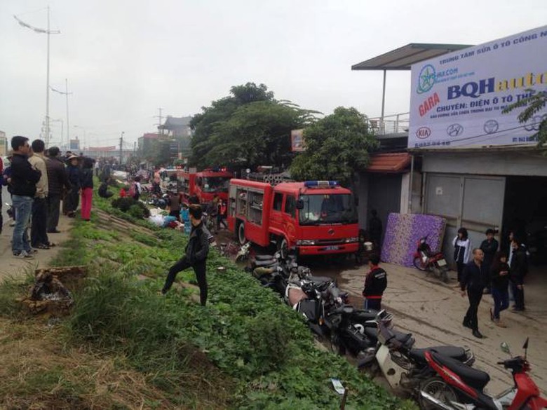 Xe cứu hỏa v&agrave;o hiện trường để dập tắt đ&aacute;m ch&aacute;y