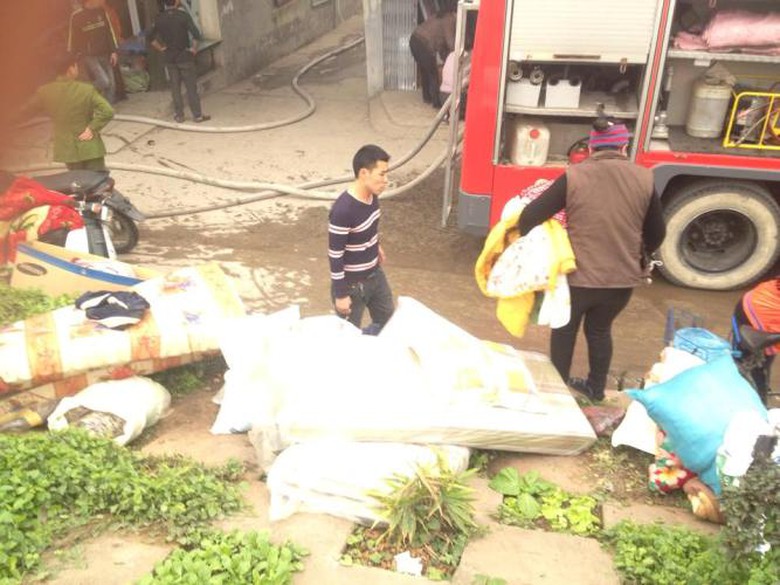 Người d&acirc;n thu dọn một số quần &aacute;o tại hiện trường