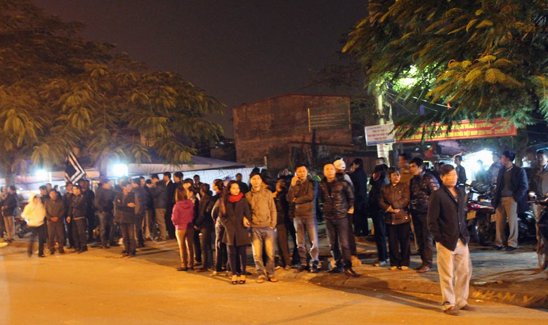 Rất đ&ocirc;ng người th&acirc;n, bạn b&egrave; chờ đ&oacute;n thi thể anh Đạt trở về gia đ&igrave;nh